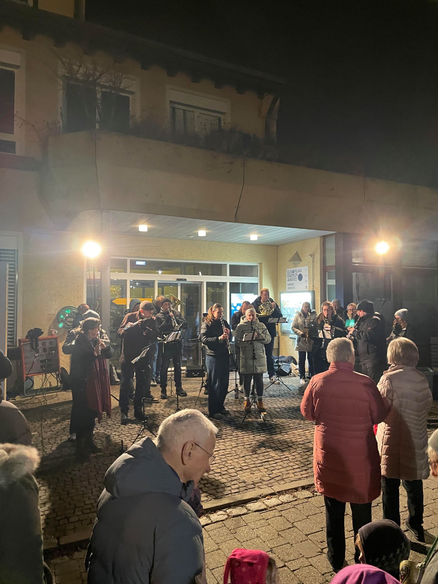 Die Harmonia spielt beim Weihnachtsmarkt der Dornstadter Verein